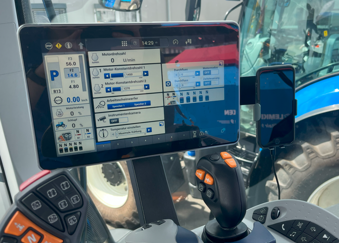 Handyhalterung mit Wireless Ladefunktion für New Holland, Case & Steyr IntelliView IV Handyhalterung mit Wireless Ladefunktion für New Holland, Case & Steyr IntelliView IV